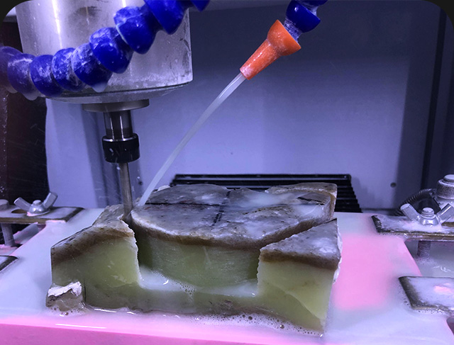 多功能玉石雕刻機(jī)操作不當(dāng)?shù)毒邥?huì)損壞臺(tái)面？